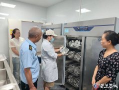 <b>人员还同步开展食物原料索证索票、加工操做规</b>